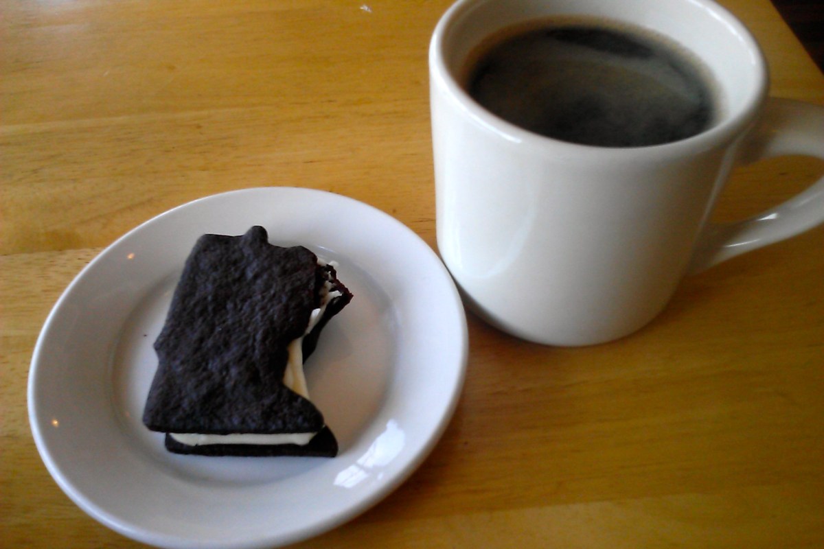 Black coffee and a Minnesota sandwich cookie from Gigi's. (never mind the missing upper right arm of the state. I took a bite first, photo second!)